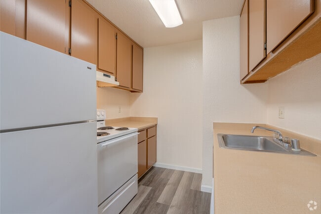 1BR, 1BA - 700 SF - Kitchen - Oak Terrace Apartments