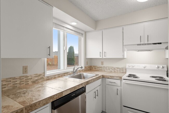 Photo - END UNIT!! 2 BEDROOM & 1 .5 BATH TOWNHOUSE