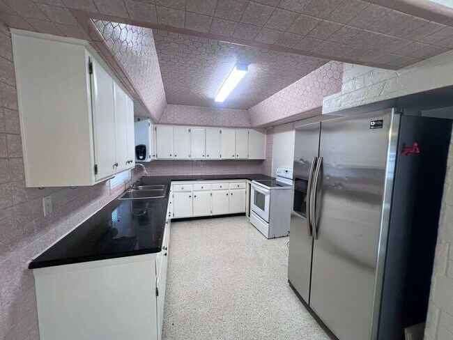 Photo - 2525 Maple Ave