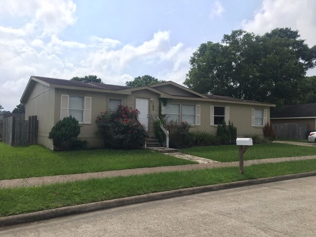 Building Photo - Spacious and Clean 3 BR HOUSE - Looking for the right people to call home!