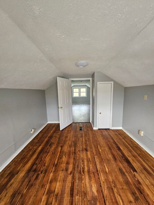 Building Photo - Large 3 bed house with basement