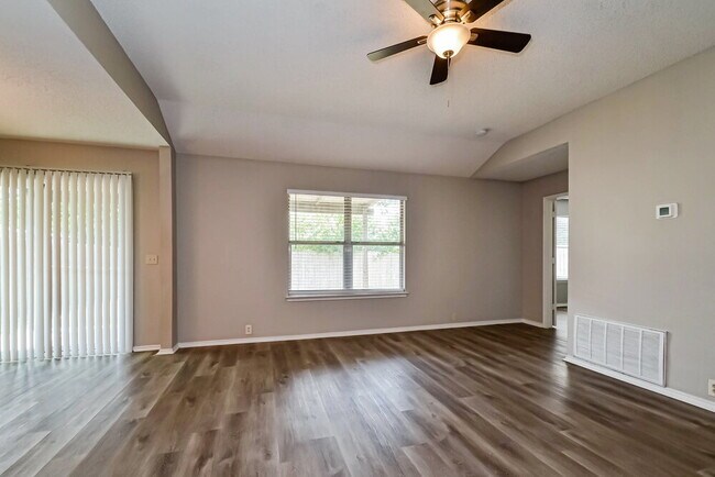 Photo - 1009 Springcreek Dr