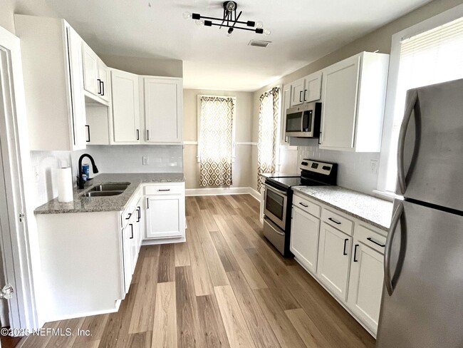 Photo - 1556 Dancy St