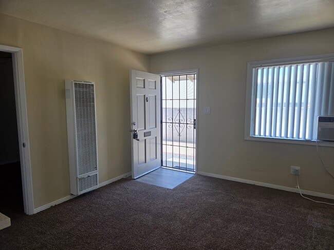 Sala de estar - 318 W Cypress Ave