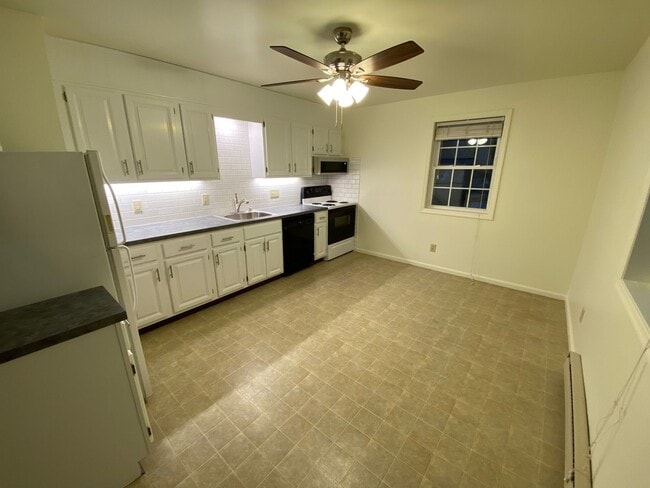 Building Photo - Modern 2 Bedroom 1 Bath Apartment on 2nd Floor! Unit 85C