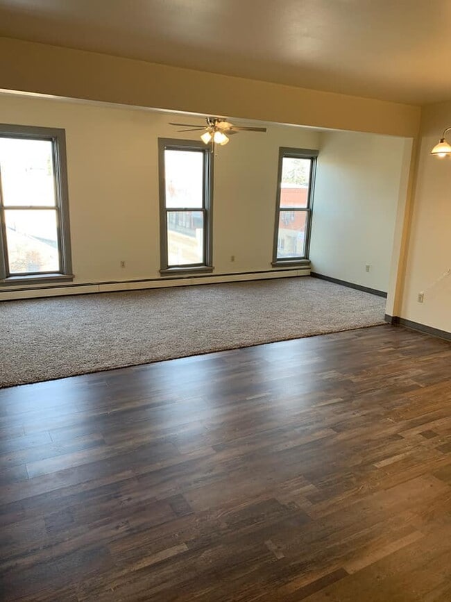 Building Photo - 103 N Wisconsin St Unit 300