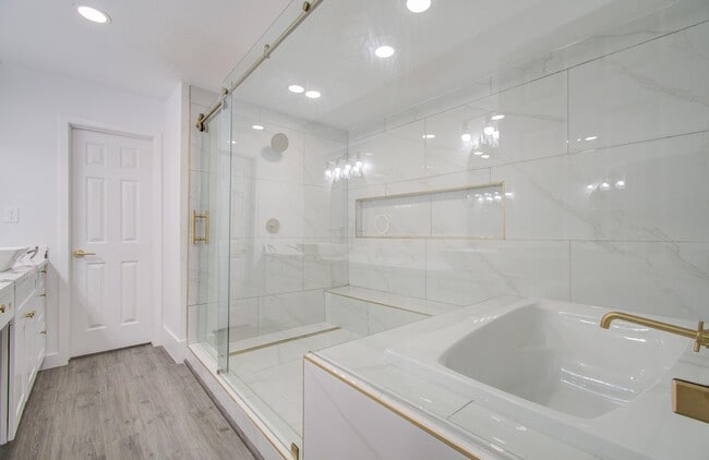 Building Photo - 556 Brandon Rd