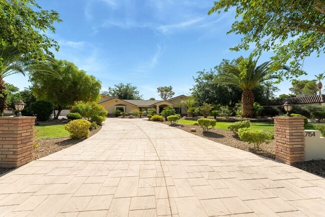 Building Photo - A stunning custom estate nestled in the pr... Rental