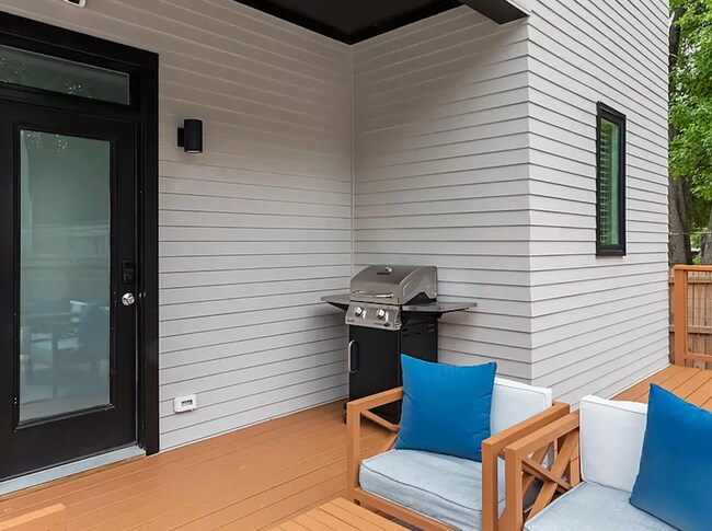 Photo - 3146 Rowena Ave