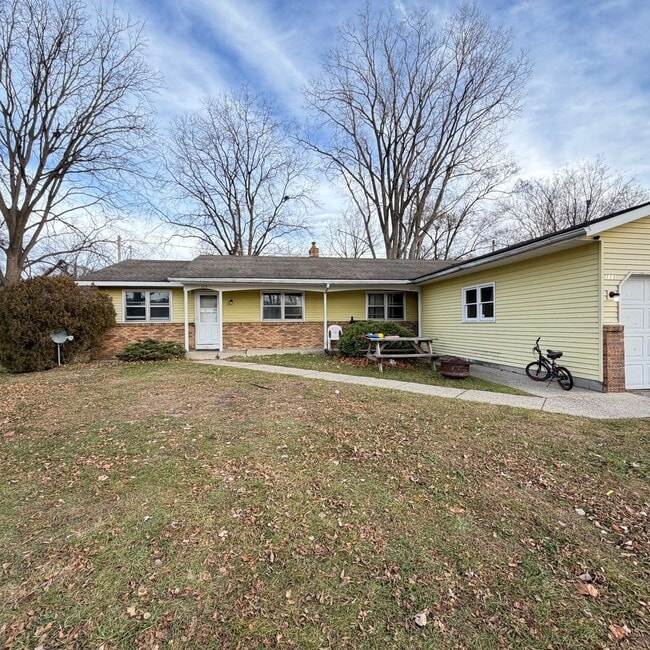 Building Photo - Remodeled Two bedroom duplex in Kellogsville School District!