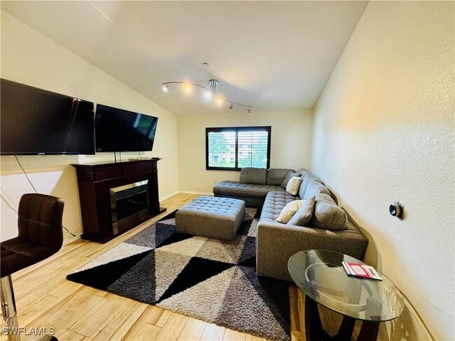 Photo - 8244 Key Royal Cir Unidad 633 Rental