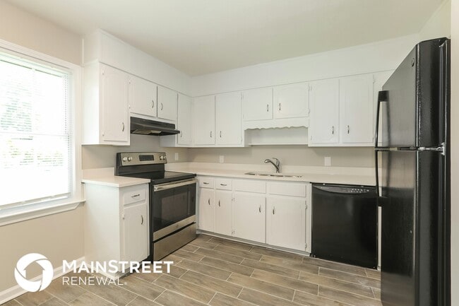 Photo - 2974 Landmark Dr SE