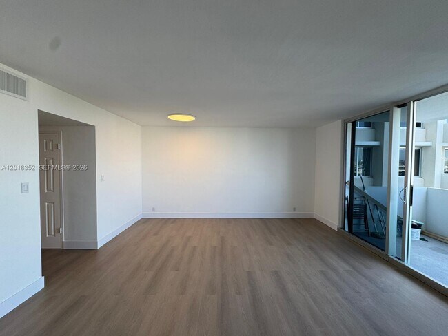 Photo - 1200 West Ave Unidad 611