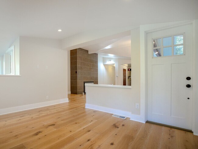 Photo - Beautiful 3br/2bth - Available in early January