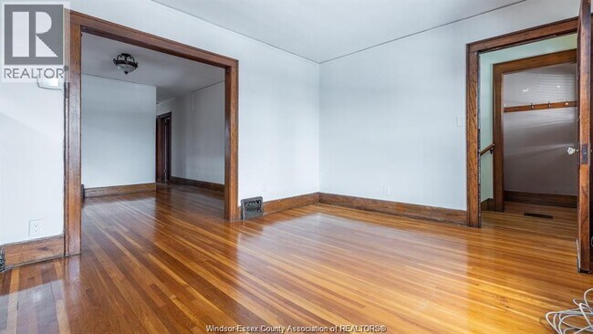 Photo - 533 Moy Ave