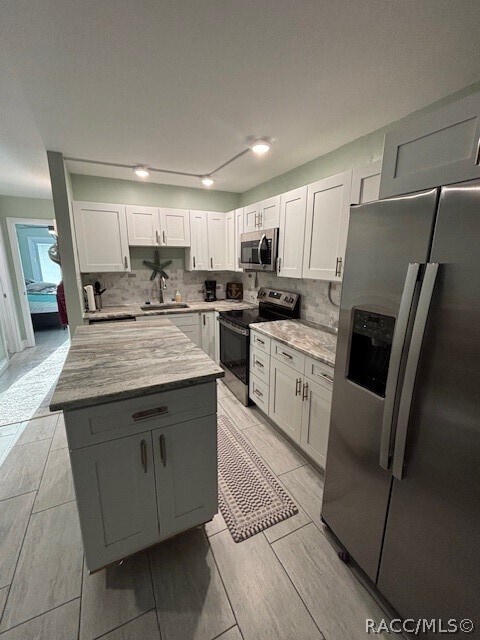 41 Beach Ln