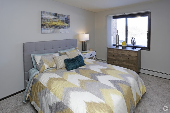 2BR, 1 1/2BA - 952 SF