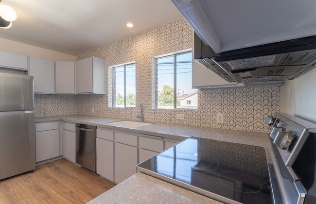 Photo - 111 W 48th St