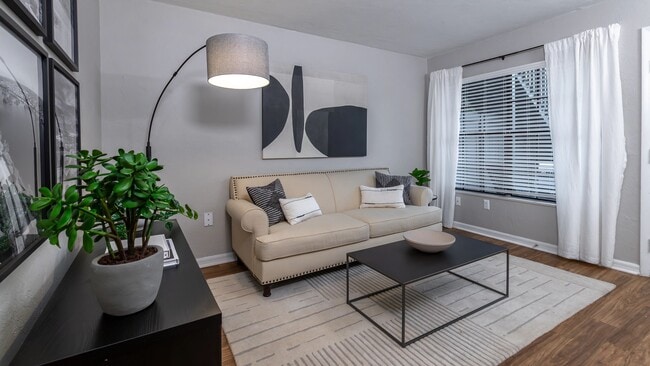 Relájese en nuestras amplias áreas de estar, donde le encantará encontrarse después de un largo día. - Ridgemar Commons