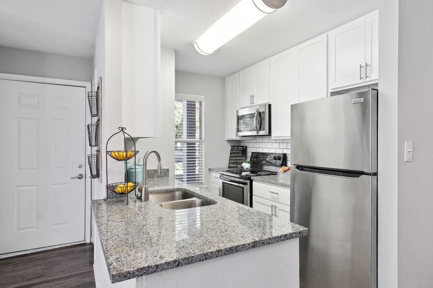 Luna Pointe apartments — community photo