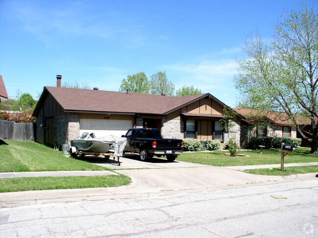 Building Photo - 7129 Harwick Ln Rental