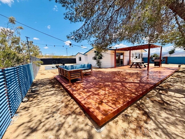 Building Photo - Gorgeous Home Surrounded by Panoramic Views