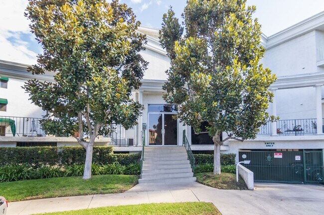 Building Photo - Remodeled 2 BEDROOM/2 BATH in the Heart of... Unit 202