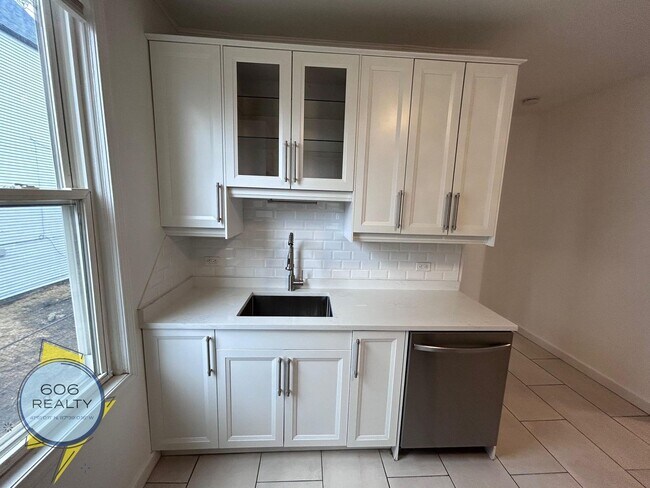 Photo - 3331 N Whipple St Unit 1