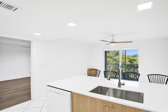 Photo - 9470 Tangerine Pl Unidad 404