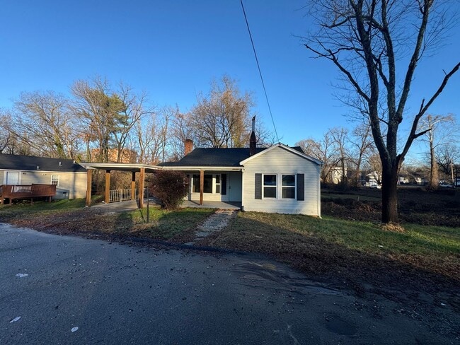 Building Photo - Charming Renovated Ranch Home in the Heart of Statesville