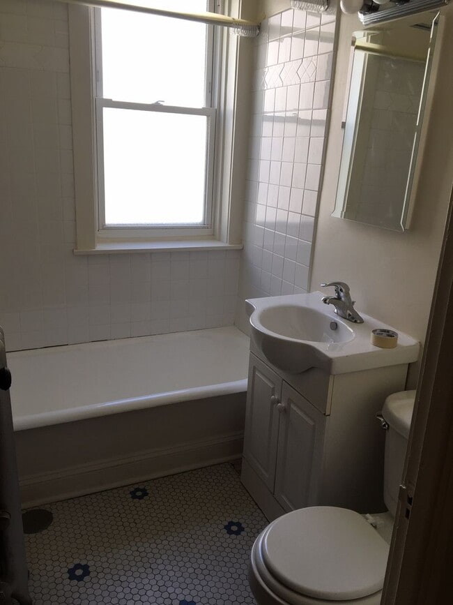 Building Photo - Cutest Studio Ever! Horner Park! Unit 3C