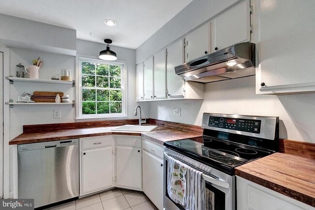 Building Photo - 3302 Webley Ct