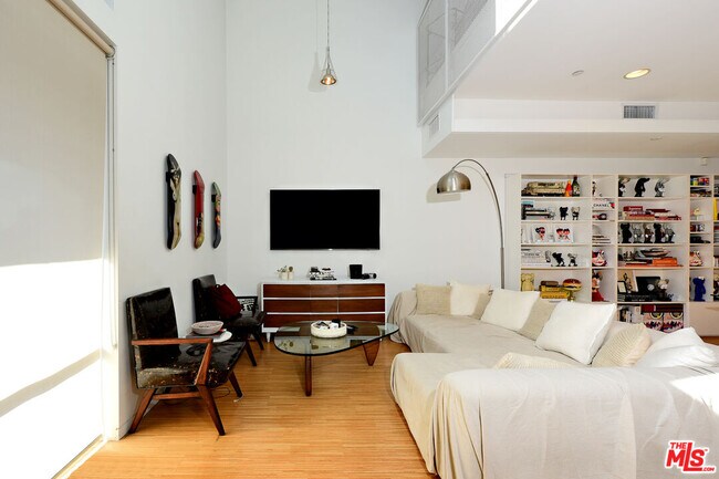 Photo - 1140 N Formosa Ave Unit 7