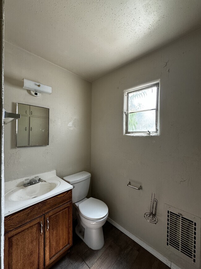 Photo - 504 Headingly Ave NW