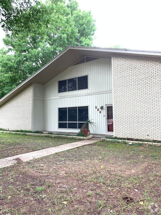 Building Photo - 3 Bed 2 Bath/2 Car Garage and Fenced in Yard! Rental