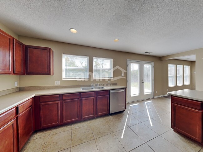 Photo - 7927 Newhall Way