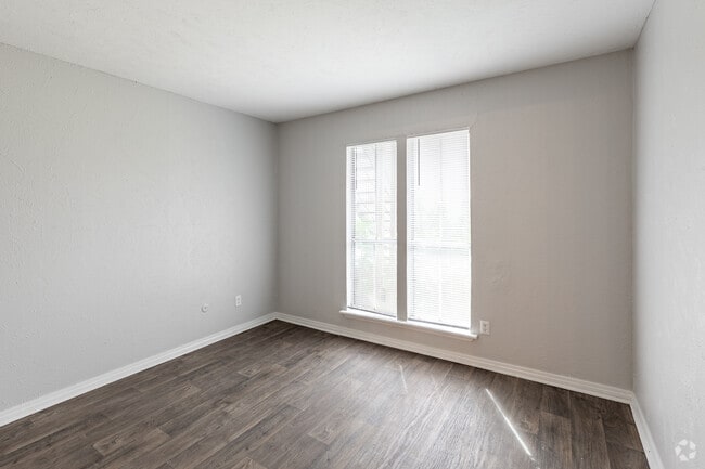 2BR, 2BA - 910 SF