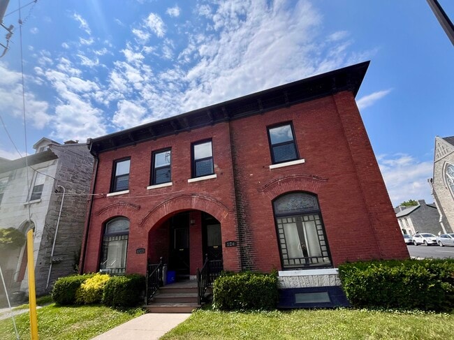 Building Photo - 124 Wellington St