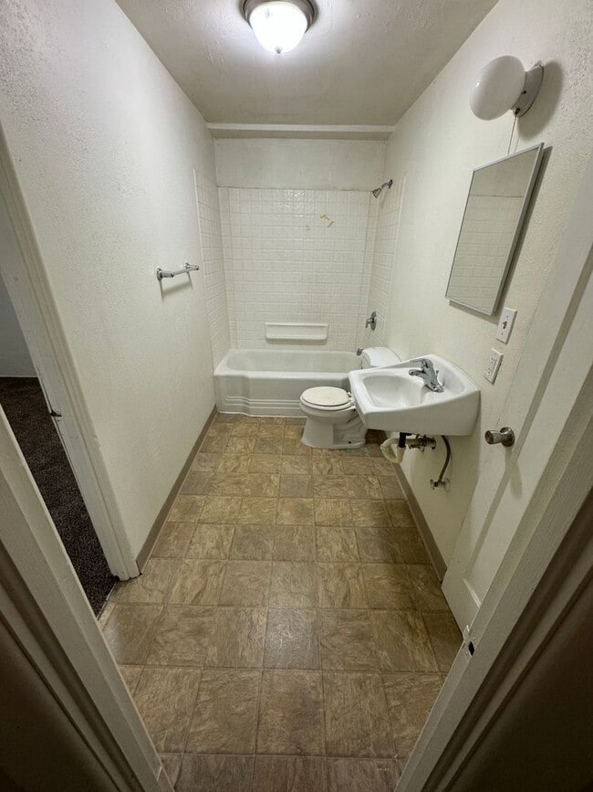 Photo - SW 1st Triplex Unidad 727 SW 1st St #3