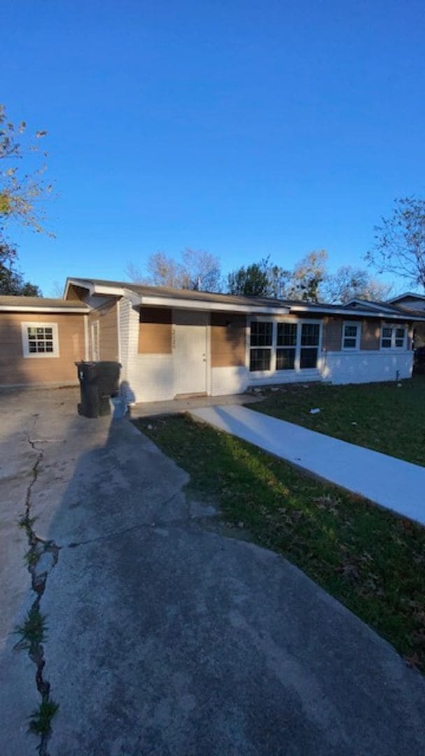 Photo - 2120 Jane St