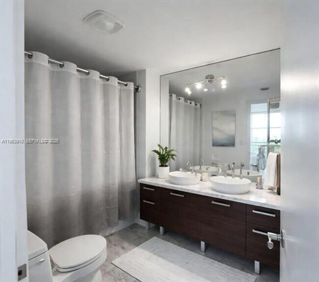Photo - 253 NE 2nd St Unidad 253 NE 2nd St # 433