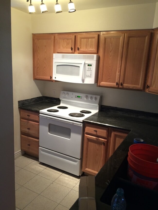 Building Photo - 3 Bed 2 Bath Townhouse in Louisville Available July!!