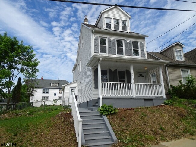 Building Photo - 689 Sayre Ave