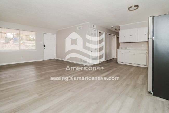 Photo - 121 Lindenhurst Dr