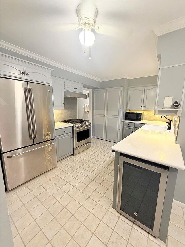 Photo - 4833 Hazelton St