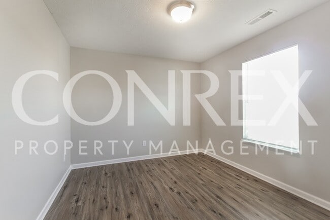 Photo - 2111-2112 12 Oaks Dr
