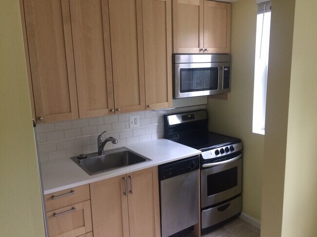 Kitchen - 1813 Key Blvd Unit 535