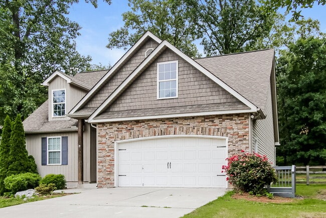 Photo - 305 Talon Dr SE