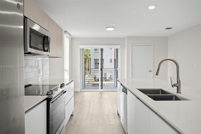 Building Photo - 2555 NE 193rd St Unit 2201