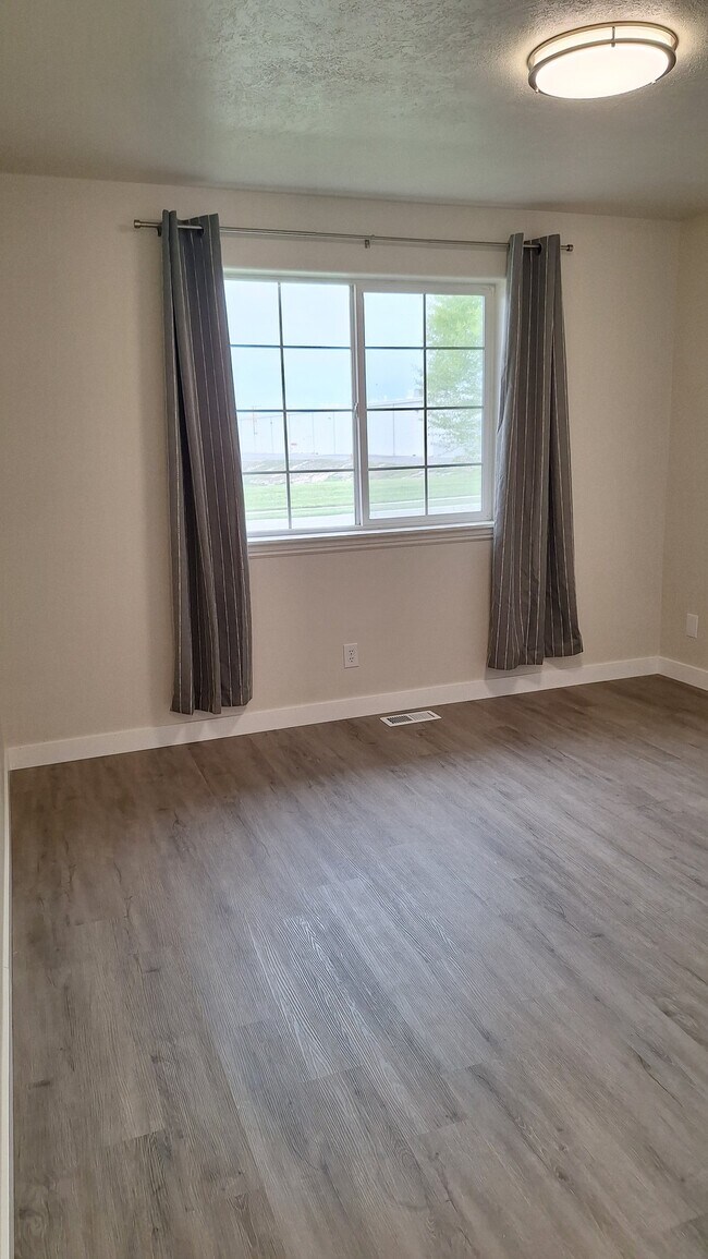 Photo - 165 W 700 N St